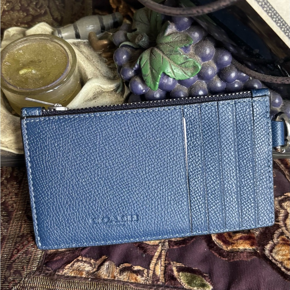 Authentic COACH 1941 calf leather zip top card holder with key hinge. - Picture 3 of 10